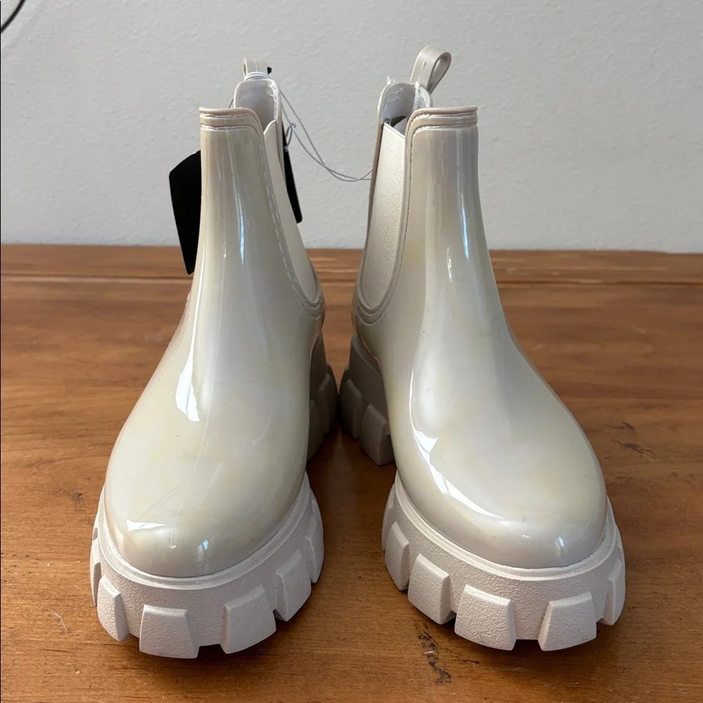 Forever 21 NWT Stylish Cream Chelsea Boots Size 9 - Picture 2 of 14